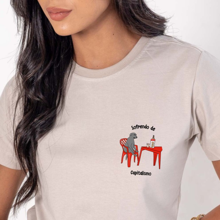 Camiseta Tradicional Sofrendo de Capitalismo - bege escuro