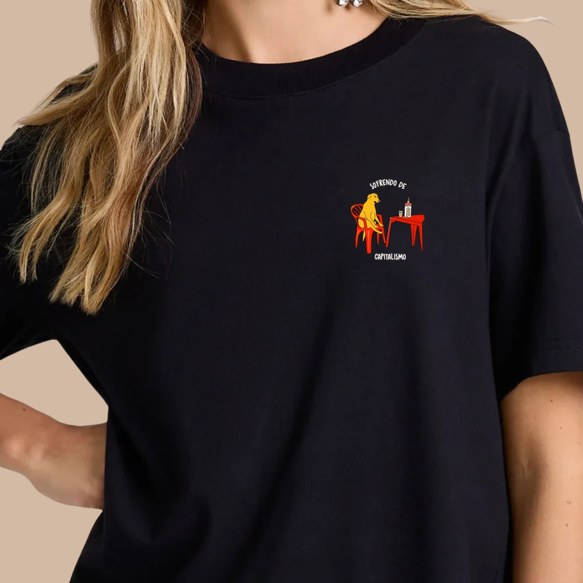 Camiseta preta Sofrendo de Capitalismo