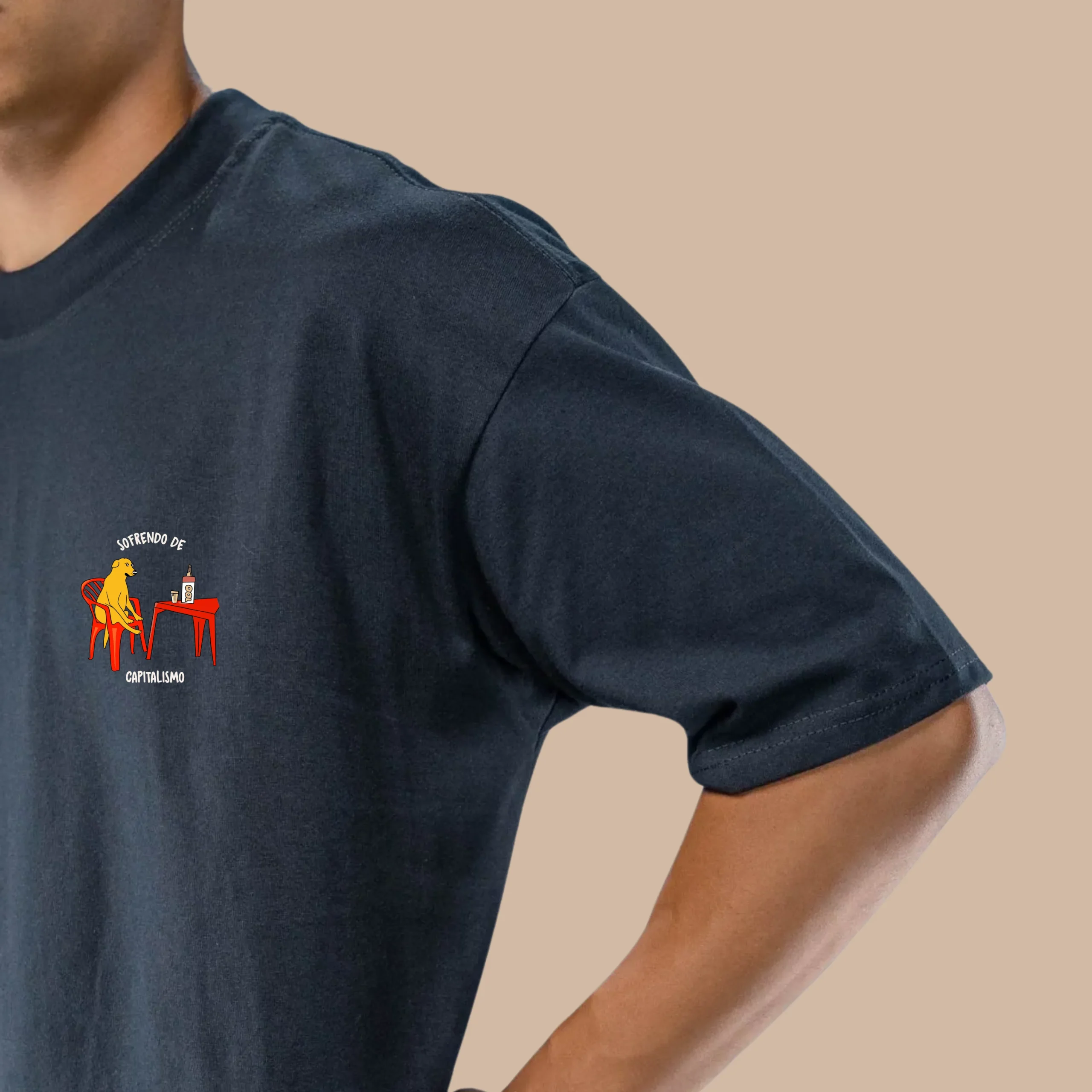 Camiseta preta Sofrendo de Capitalismo - Imagem 4